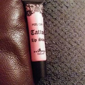 Peel off lip stain